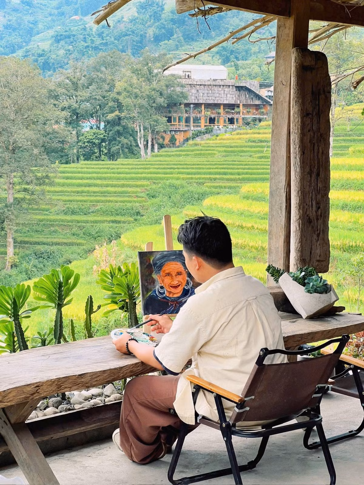 Với những du khách muốn tận hưởng hành trình nhẹ nhàng, không cần lo nghĩ lịch trình, tour Tả Van 2 ngày 1 đêm là lựa chọn hợp lý. Các công ty lữ hành tại Hà Nội và Lào Cai đều có tổ chức tour khởi hành từ thị trấn Sa Pa hoặc đón khách ngay tại ga Lào Cai. Hành trình được thiết kế gọn gàng nhưng vẫn đầy đủ trải nghiệm. Ngày đầu tiên, du khách sẽ di chuyển vào bản Tả Van, tham quan thung lũng Mường Hoa, cây cầu gỗ bắc qua suối từng xuất hiện trong nhiều bộ ảnh cưới, thưởng thức ẩm thực bản địa và nghỉ đêm tại homestay view ruộng bậc thang. Sang ngày thứ hai là thời gian để dạo chơi quanh bản, khám phá cuộc sống người Giáy, H’Mông, Dao đỏ, chụp ảnh lưu niệm và chọn mua đặc sản vùng cao trước khi trở về Sa Pa. Ảnh Vanh