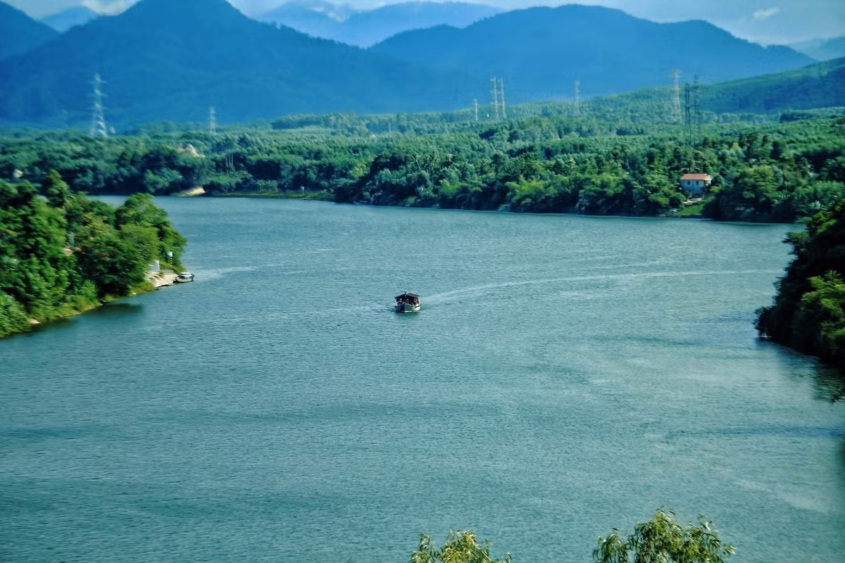Cách trung tâm thành phố Huế chỉ khoảng 7 km, đồi Vọng Cảnh là một trong những điểm ngắm cảnh lý tưởng nhất của vùng đất cố đô. Ảnh Hải Vân