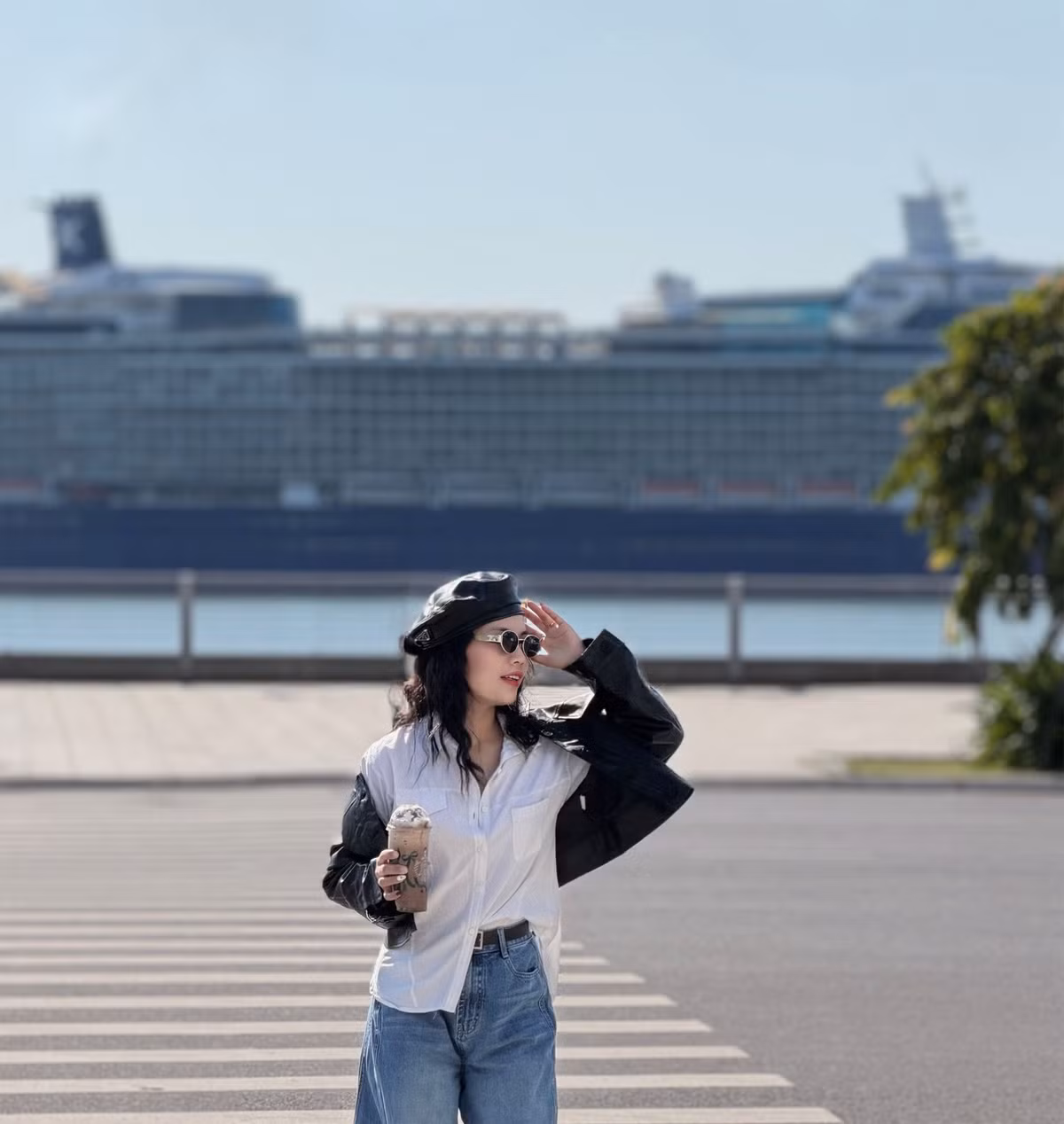 Giới trẻ thường chọn trang phục tối giản, áo khoác dài, kính đen hoặc streetstyle kết hợp với ánh sáng tự nhiên, ánh đèn từ cảng hoặc khói nhẹ từ quán ăn xung quanh để tăng hiệu ứng mờ ảo, làm nổi bật chất điện ảnh trong từng bức hình. Ảnh Review Quảng Ninh