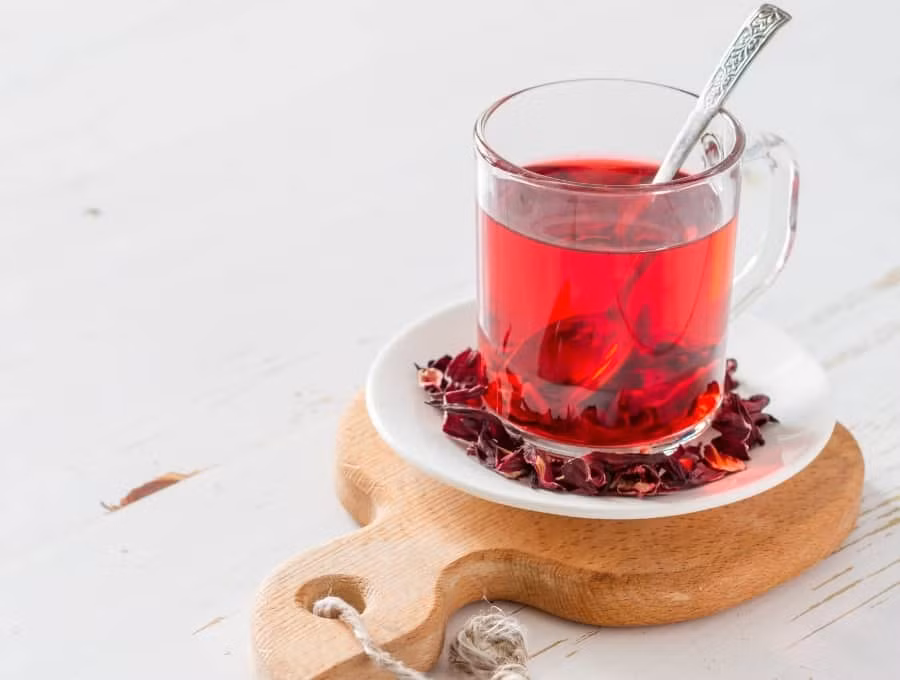 Trà hoa bụp giấm (hibiscus) cũng là lựa chọn phổ biến, đặc biệt trong các chế độ dinh dưỡng tim mạch. Sắc đỏ tự nhiên của hoa bụp giấm đến từ anthocyanin – nhóm chất không chỉ giúp chống oxy hóa mà còn được chứng minh có khả năng điều hòa huyết áp và giảm nhẹ cholesterol xấu. Ảnh minh họa
