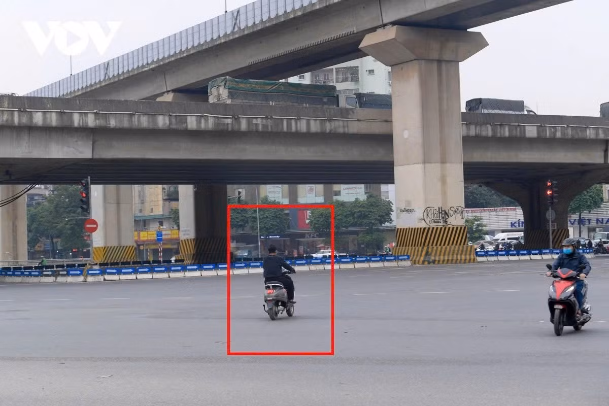Đặc biệt có những phương tiện xe điện, chủ xe không đội mũ bảo hiểm, không có biển số xe.