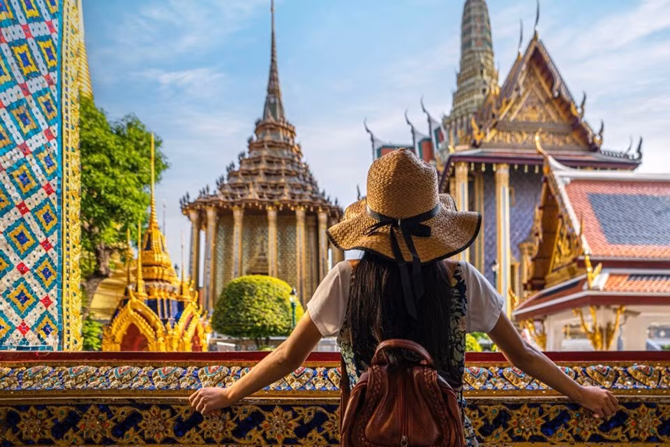 Bangkok là điểm đến gần gũi cho chuyến “solo trip” nước ngoài đầu tiên. Hệ thống tàu điện BTS và MRT giúp di chuyển dễ dàng, tiết kiệm chi phí. Ảnh bvhttdl
