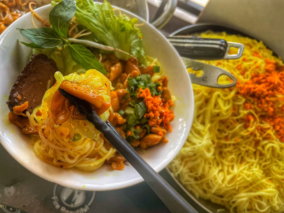 Kết thúc foodtour bằng một phần bún lòng xào nghệ – món ăn dân dã nhưng hút khách không kém. Bún tươi xào cùng lòng bò, nghệ tươi và lá hẹ, mang sắc vàng rực rỡ, thơm nhẹ, cay cay và không hề tanh. Mỗi đũa bún đều đậm đà và hài hòa từ hương đến vị. Ảnh VinWonder