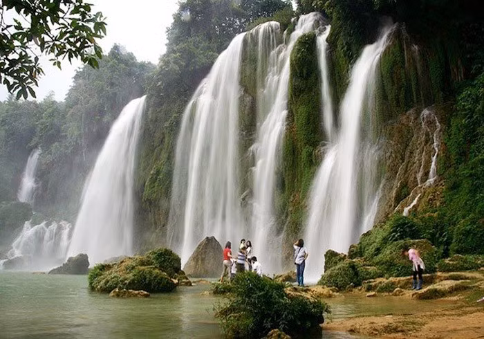 Thuộc xã Lâm Hà, thác Voi hay Liêng Rơwoa nổi tiếng với hình dáng những tảng đá dưới chân thác trông như đàn voi đang tắm. Mùa mưa, nước đổ từ cao 30 m, rộng 15 m, tạo làn sương mờ bao phủ khắp khu vực. Ảnh dulichluhanh