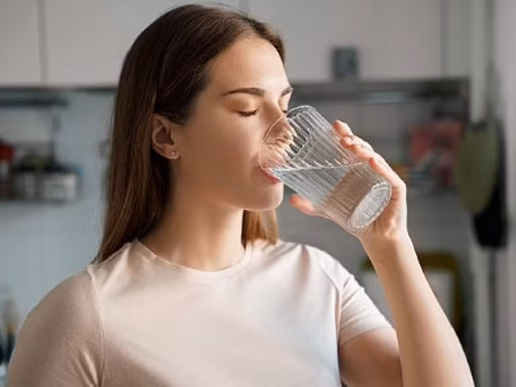 Uống đủ nước mỗi ngày giúp duy trì lưu thông máu lên não, hỗ trợ quá trình dẫn truyền thần kinh và giúp não hoạt động hiệu quả hơn. Đây là loại đồ uống đơn giản nhất nhưng lại có vai trò nền tảng đối với sức khỏe não bộ. Ảnh minh họa