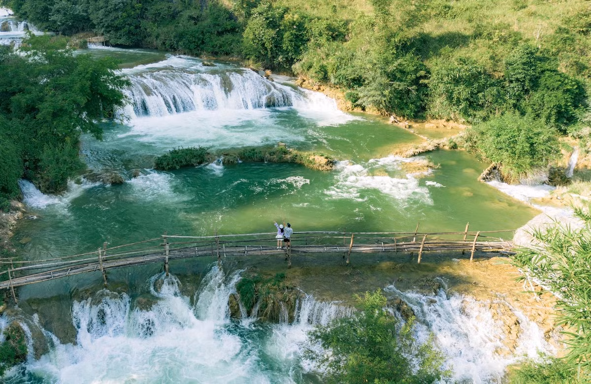 Có lẽ vì thế mà nhiều người đã đến Cao Bằng một lần rồi cứ muốn quay lại mãi. Không phải để tìm điều mới mẻ, mà để sống lại cảm giác an yên từng có, để một lần nữa được thở cùng núi rừng, được bước chậm giữa mùa và giữ cho mình một khoảng lặng dịu dàng trong nhịp sống hối hả thường ngày. Ảnh Bùi Ngọc Lâm