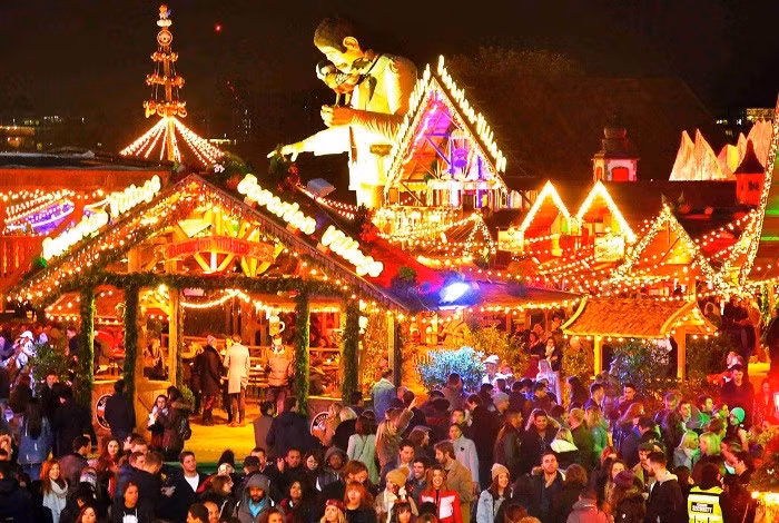 London mang đến một mùa Noel sôi động nhưng giàu chiều sâu văn hóa. Các con phố mua sắm được trang hoàng lộng lẫy, trong khi Hyde Park trở thành Winter Wonderland – khu hội chợ mùa đông nhộn nhịp. Bên cạnh đó, những buổi hòa nhạc thánh ca trong các nhà thờ cổ tạo nên không khí Giáng sinh trang nghiêm, ấm áp. Ảnh Facts.net