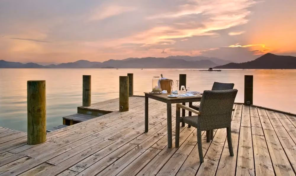 Xếp thứ ba là Teshima (Nhật Bản), hòn đảo nhỏ giữa biển Seto, thu hút du khách bởi không gian nghệ thuật đương đại và nhịp sống chậm, với các công trình sắp đặt nằm giữa ruộng lúa và làng chài. Ảnh lalya.com