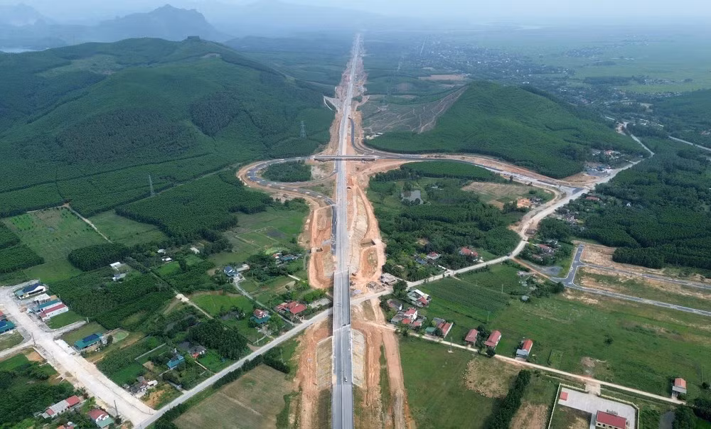 Đường bộ cao tốc Bắc - Nam được lựa chọn hướng đi ngắn nhất, băng qua các đồi núi hiểm trở. Ảnh: VIẾT LONG
