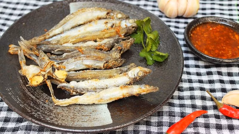 Với người miền Tây, cá bống trứng không chỉ là món ngon mà còn là một phần ký ức. Hình ảnh nồi cá kho tiêu bốc khói nghi ngút, mùi thơm len lỏi qua mái bếp lá đơn sơ đã gắn bó với tuổi thơ của biết bao người con vùng sông nước. Ảnh minh họa
