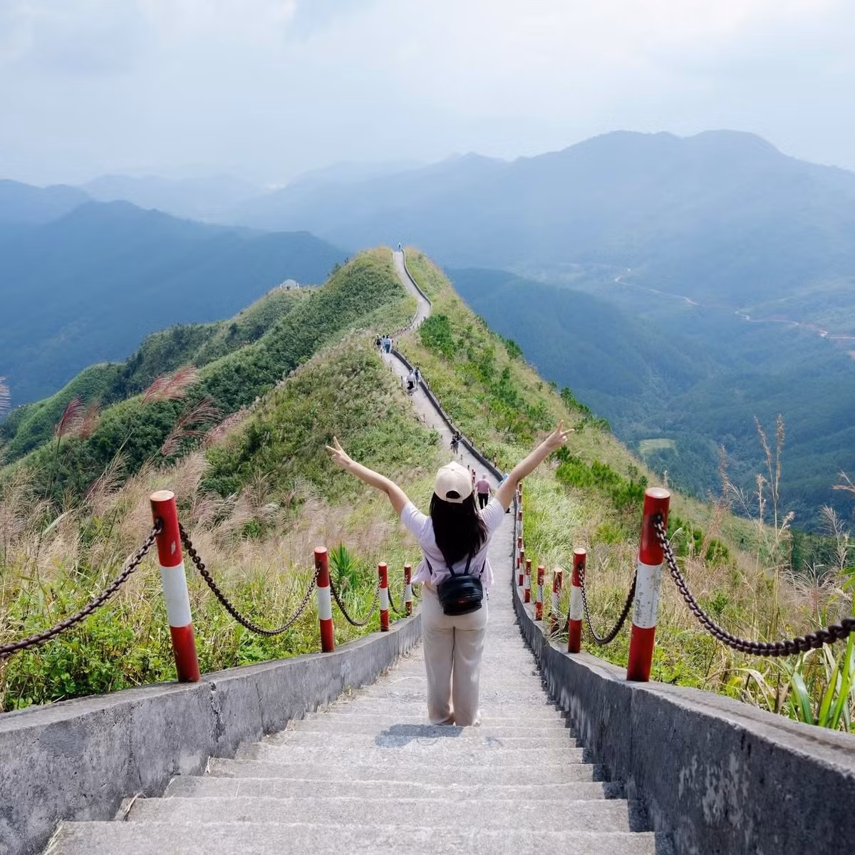 Đường từ thị trấn tới chân cột mốc dài khoảng 25km, chủ yếu là đường đèo quanh co. Người đi xe máy cần giữ vững tay lái vì có thể gặp đàn bò hoặc xe ngược chiều; người đi ôtô nên chuẩn bị sức khỏe tốt để tránh say xe. Ảnh Quyen Bui