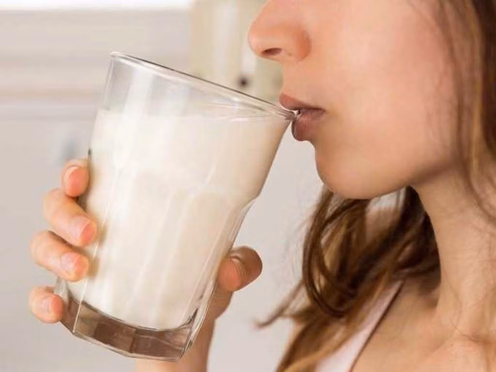 Sữa ấm cũng là một thức uống đơn giản nhưng hiệu quả. Trong sữa có tryptophan – axit amin tiền chất của serotonin và melatonin giúp điều hòa tâm trạng, hỗ trợ giấc ngủ sâu. Ảnh minh hoạ