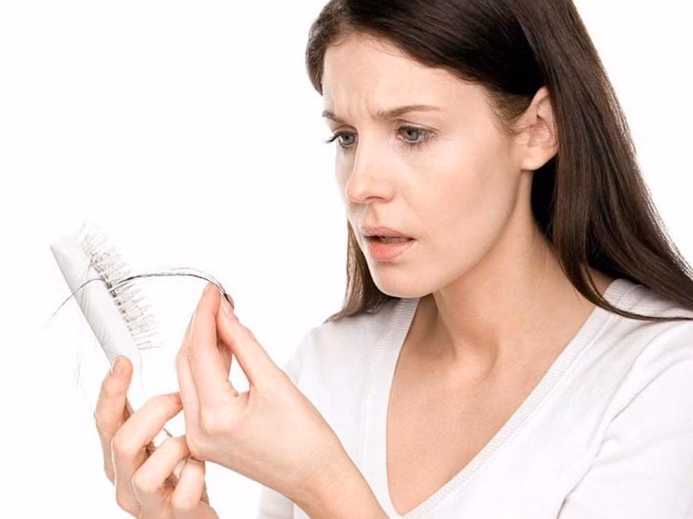 Màu tóc được quyết định bởi melanin – sắc tố do các tế bào melanocyte sản xuất trong nang tóc. Khi quá trình tạo melanin suy giảm, tóc sẽ mất màu và chuyển sang bạc. Thiếu vitamin nhóm B, vitamin C, vitamin E, sắt, kẽm, đồng cùng các chất chống ôxy hóa có thể khiến nang tóc suy yếu, giảm khả năng sản sinh melanin. Ảnh minh họa