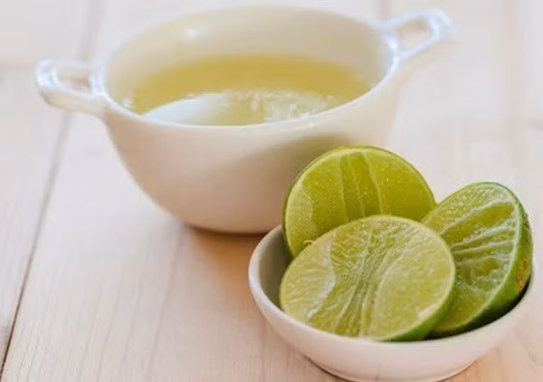 Không chỉ ảnh hưởng đến dạ dày, nước cốt chanh còn gây hại cho men răng. Axit trong chanh có khả năng bào mòn men răng, khiến răng trở nên nhạy cảm, dễ ê buốt và tăng nguy cơ sâu răng. Sau một đêm dài, lượng nước bọt tiết ra giảm, men răng ở trạng thái yếu hơn bình thường. Việc uống nước chanh ngay khi thức dậy sẽ khiến tác động ăn mòn diễn ra mạnh hơn, đặc biệt nếu thói quen này lặp lại hằng ngày. Ảnh minh họa