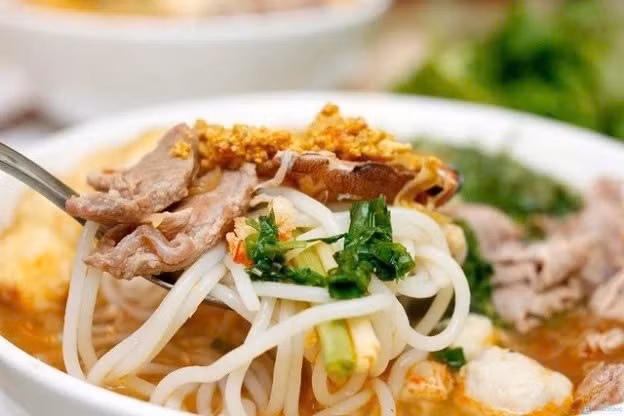 Khi nồi nước sôi, màu vàng óng của mỡ phi hành, ánh hồng của gạch cua cùng màu trắng của bún và xanh của rau sống tạo nên một tổng thể hấp dẫn về màu sắc.