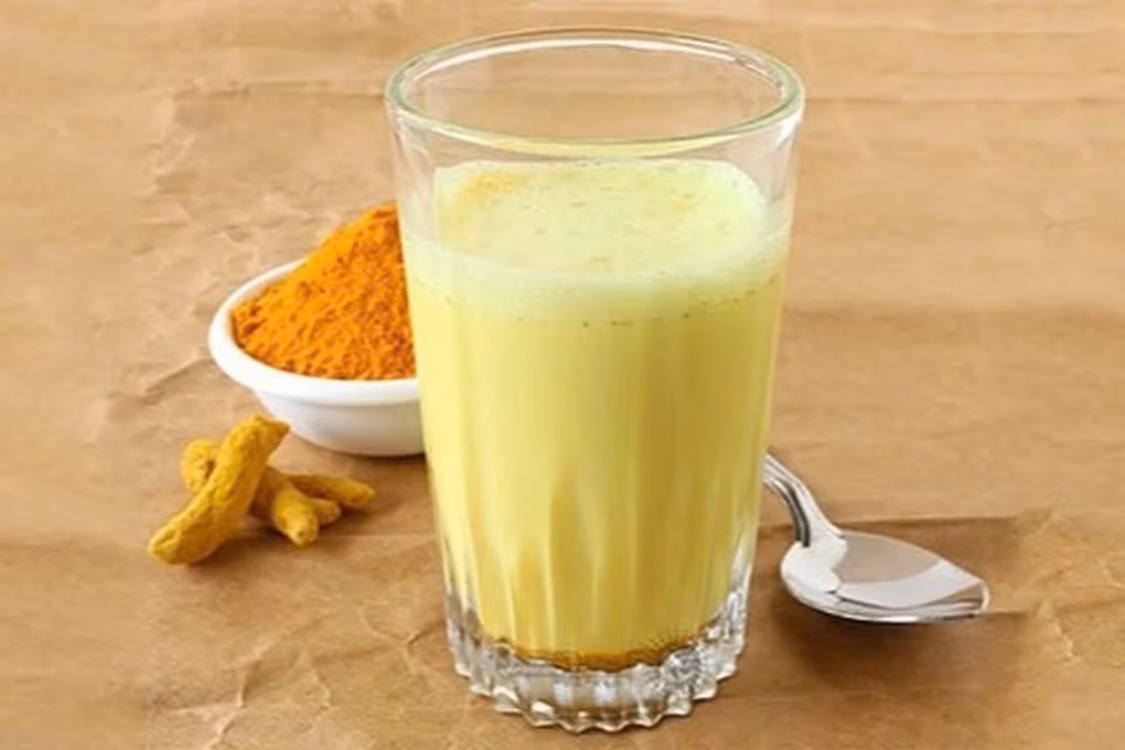 Đối với những ai thích thức uống sữa, sữa nghệ là lựa chọn tuyệt vời. Curcumin trong nghệ giúp giãn mạch, ngăn ngừa hình thành cục máu đông và giảm nguy cơ xơ vữa động mạch, huyết áp cao. Uống sữa nghệ ấm mỗi ngày vừa giữ cơ thể ấm, vừa thúc đẩy lưu thông máu và hỗ trợ kiểm soát cholesterol. Ảnh minh họa