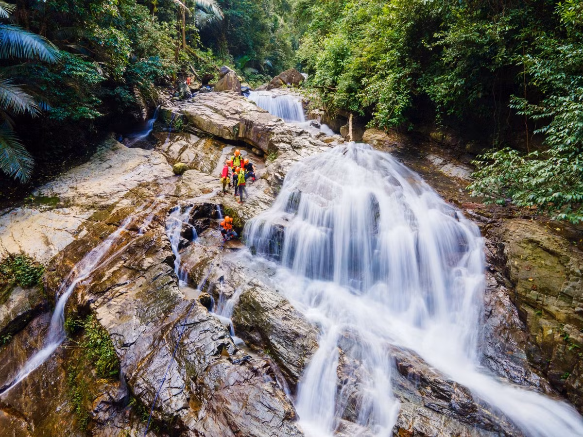 Mùa hè, đặc biệt từ tháng 5 đến tháng 8, là thời điểm lý tưởng để khám phá thác Dương Cầm. Bên cạnh đó, nhiều nhóm bạn trẻ, các CLB trekking và công ty lữ hành đã bắt đầu tổ chức tour khám phá nơi đây theo hình thức kết hợp dã ngoại, tìm hiểu hệ sinh thái và cắm trại trong rừng. Ảnh Trần Cương