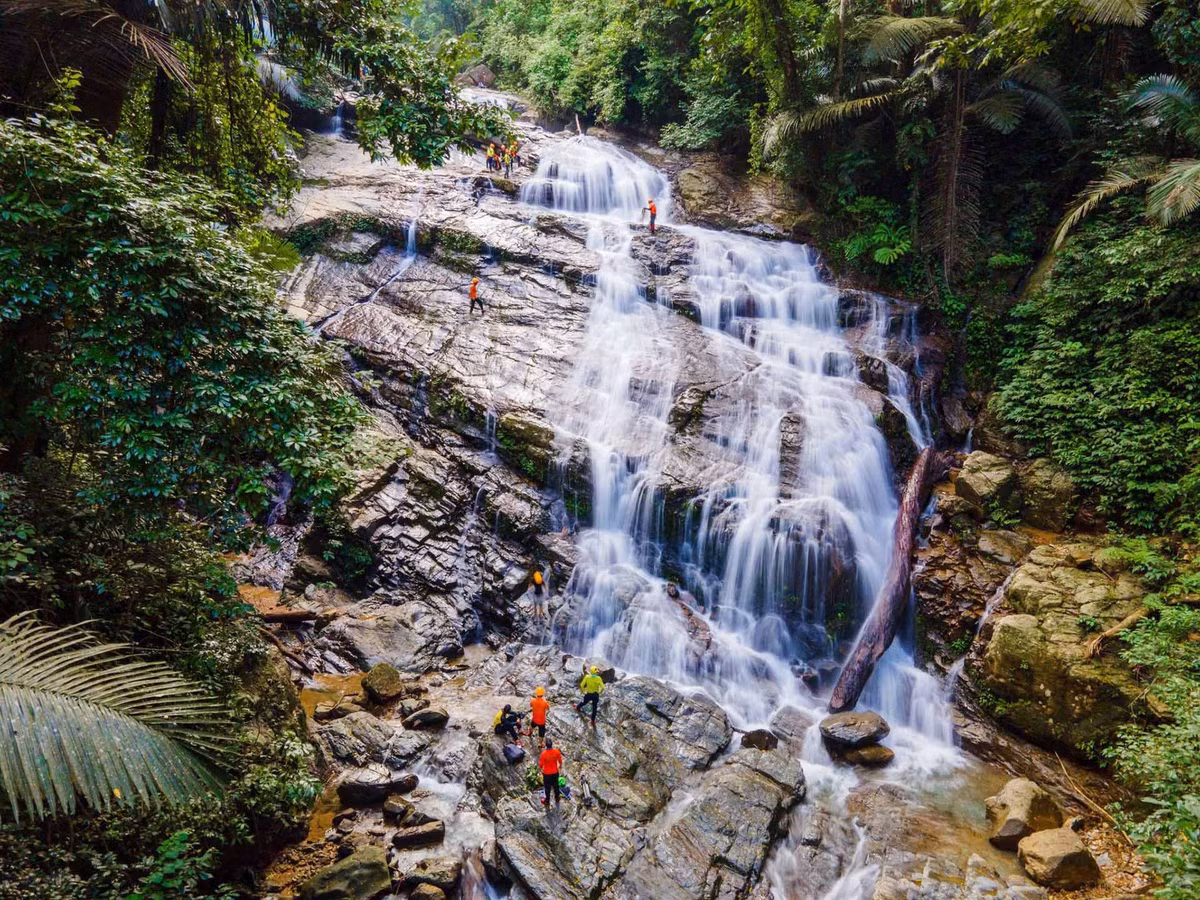 Oxalis Adventure, đơn vị lữ hành nổi tiếng với các tour mạo hiểm tại Quảng Bình như Sơn Đoòng, Tú Làn, đang trong quá trình khảo sát tuyến đường xuyên rừng Động Châu, hướng tới xây dựng tour kết nối thác Dương Cầm với một số hang động chưa được khai phá trong khu bảo tồn. Đây hứa hẹn sẽ là hành trình độc đáo dành cho phân khúc khách ưa chinh phục và khám phá hệ sinh thái nguyên sơ của Trường Sơn. Ảnh Trần Cương