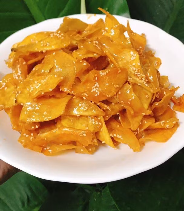 Lớp đường mỏng giòn bên ngoài kết hợp với phần khoai bùi ngọt bên trong tạo nên hương vị hài hòa, thích hợp để nhâm nhi cùng tách trà nóng. Ảnh minh họa/ Nguồn internet