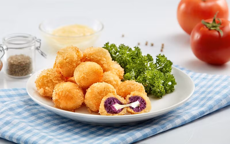 Khi thưởng thức, lớp vỏ giòn tan bao bọc phần khoai mềm mịn, bên trong là nhân phô mai tan chảy đầy hấp dẫn. Đây là món ăn dễ “ghi điểm” trong các buổi họp mặt gia đình. Ảnh minh họa/ Nguồn internet