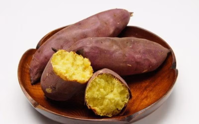 Chỉ cần một chút biến tấu, bạn đã có thể tạo nên những món ăn vặt vừa ngon miệng vừa bắt mắt, phù hợp cho cả người lớn lẫn trẻ nhỏ. Dưới đây là 4 gợi ý hấp dẫn để “đổi gió” cho thực đơn từ khoai lang. Ảnh minh họa/ Nguồn internet