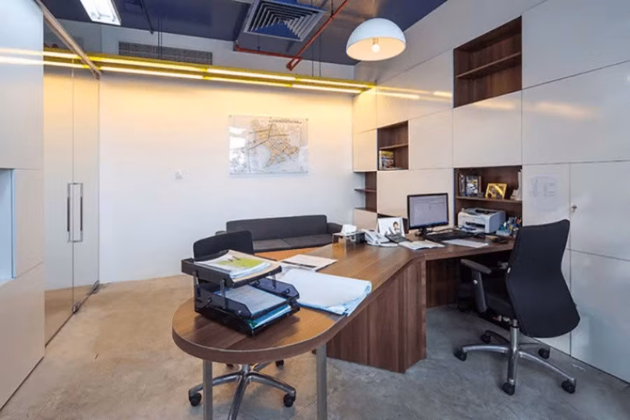 Không gian làm việc cũng cần tránh các góc nhọn chĩa trực tiếp vào vị trí ngồi, bởi chúng tạo ra áp lực vô hình, khiến tinh thần khó thoải mái. Tương tự, việc đặt bàn gần nhà vệ sinh, kho hoặc máy móc lớn nơi tích tụ “tạp khí” cũng có thể ảnh hưởng tiêu cực đến sức khỏe và hiệu suất làm việc.