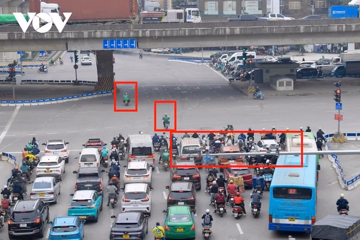 Đâu đó vẫn còn một số hình ảnh cá biệt khi một số rất ít người chưa kịp thích nghi hoặc cố tính vi phạm hay tuân thủ bằng những hình thức đối phó...(Ảnh: Lác đác còn xuất hiện hình ảnh phương tiện vượt đèn đỏ ở nút giao Nguyễn Trãi - Vành đai 3)