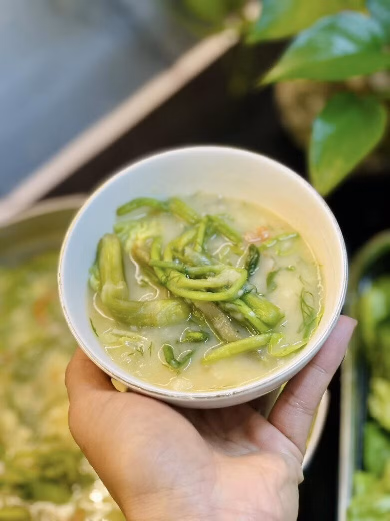 Tuy nhiên, để món canh phát huy tối đa lợi ích, người dùng cũng cần lưu ý một số điểm quan trọng. Không nên sử dụng khoai tây đã mọc mầm vì có thể chứa độc tố gây hại cho sức khỏe. Người có huyết áp thấp nên ăn với lượng vừa phải do rau cần có tác dụng hạ huyết áp. Ngoài ra, rau cần cần được rửa sạch kỹ và nấu chín để đảm bảo an toàn thực phẩm, đặc biệt với những người có hệ tiêu hóa nhạy cảm. Ảnh minh họa