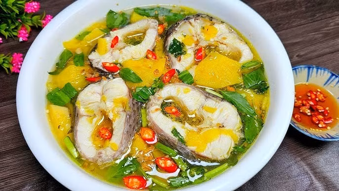 Một bát canh chua cá lóc nóng hổi cùng dọc mùng hay rau nhút, nước ngọt thanh tự nhiên sẽ khiến người thưởng thức cảm thấy ấm áp. Ngoài ra, cá lóc nướng trui chấm mắm gừng cũng là món ăn dân dã, đơn giản nhưng vô cùng hấp dẫn. Ảnh minh họa