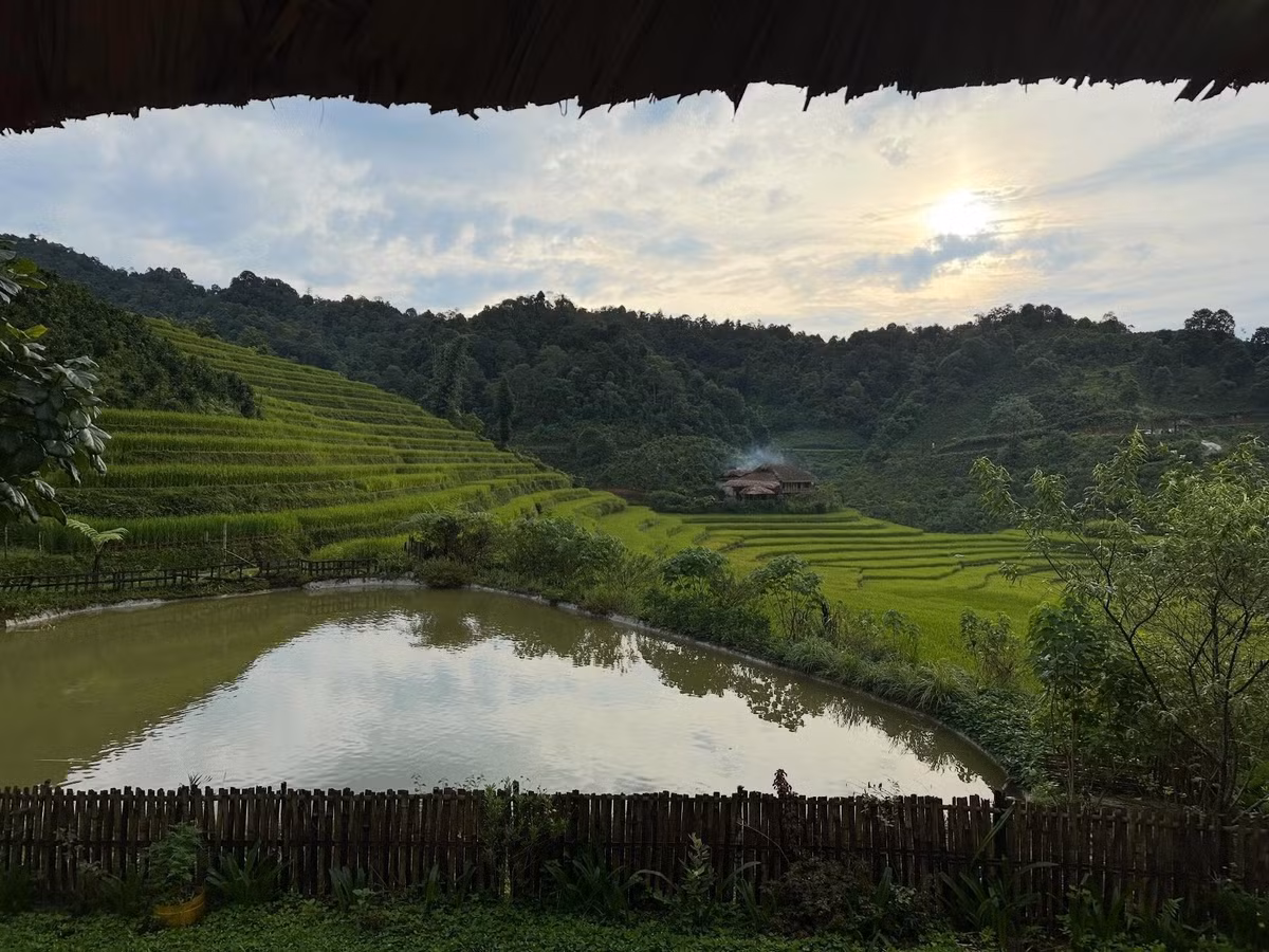 Chi phí khoảng 1,5–2 triệu đồng/người. Du khách nên mang theo giày đi bộ, áo ấm kể cả mùa hè, và luôn tôn trọng phong tục bản địa. Bản Liền – điểm đến không quá xa xôi nhưng đủ để khiến tâm hồn tĩnh tại giữa thiên nhiên thuần khiết. Ảnh dophuc.2710