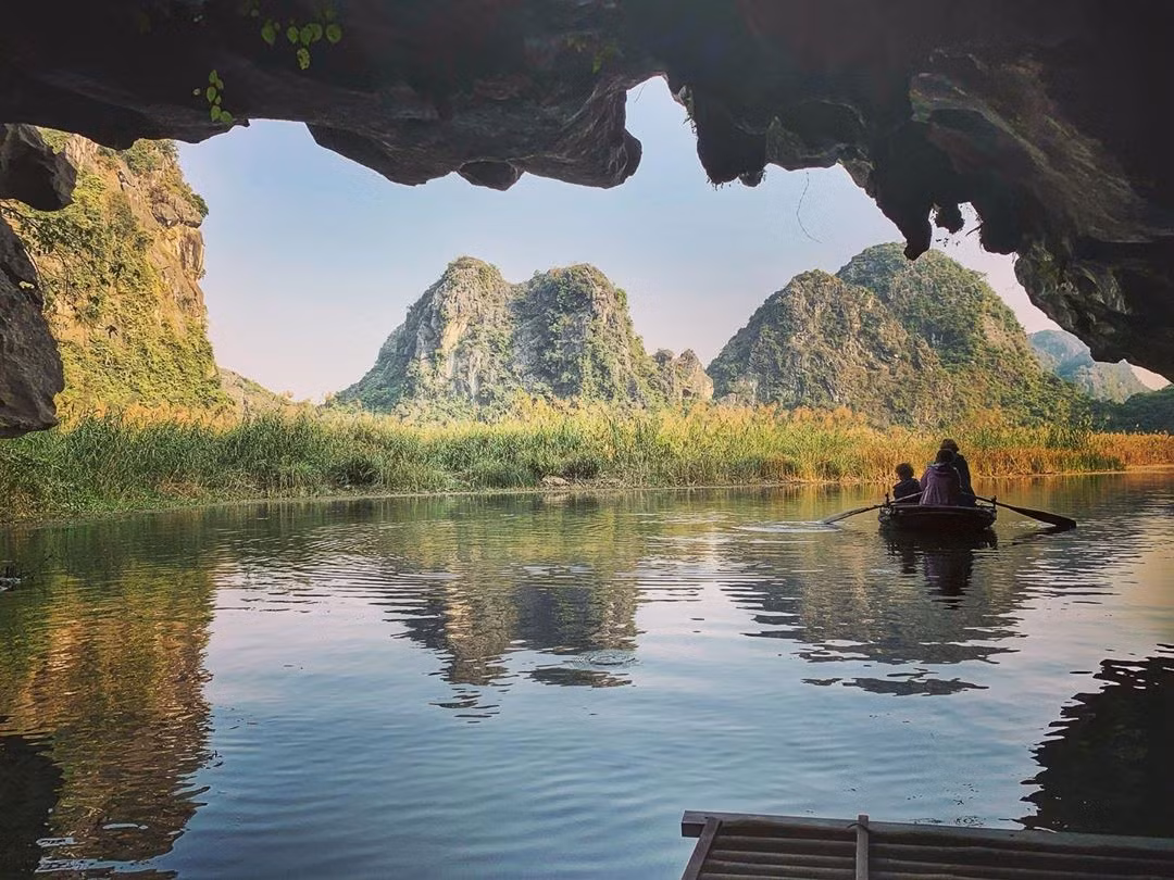 Địa hình nơi đây chủ yếu là núi đá vôi xen kẽ vùng đầm nước, tạo nên bức tranh thiên nhiên khoáng đạt và giàu giá trị sinh thái. Ảnh MIA