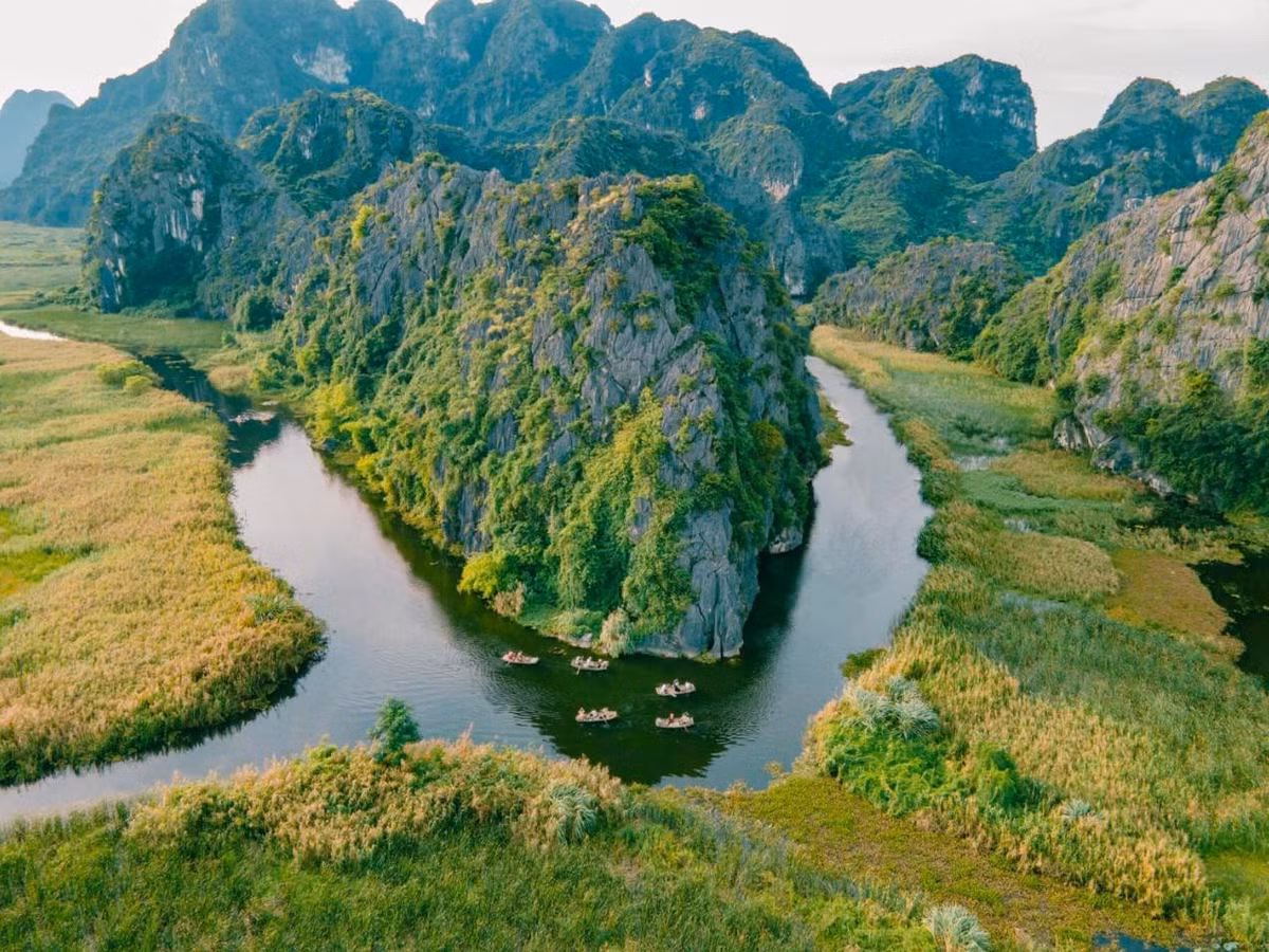 Dịp Tết dương lịch, đầm Vân Long (Ninh Bình) trở thành điểm đến được nhiều du khách lựa chọn nhờ cảnh quan nguyên sơ, mặt nước phẳng lặng hiếm có và không gian yên bình, thích hợp cho các chuyến du xuân ngắn ngày. Ảnh Visit Ninh Binh
