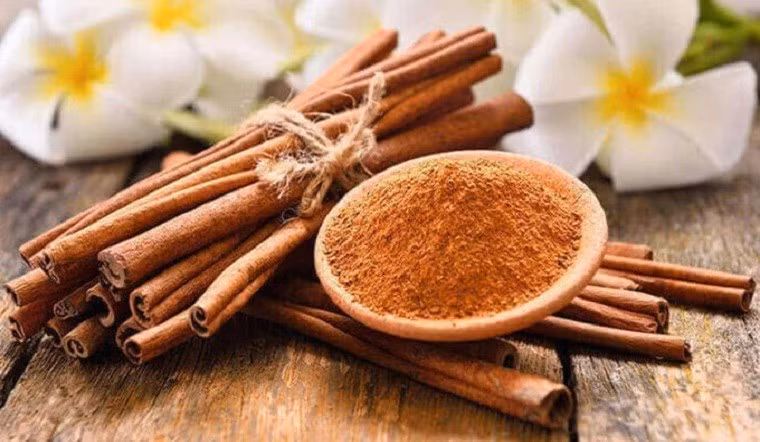 Quế nổi bật với khả năng điều hòa đường huyết. Khi đường trong máu được giữ ổn định, cơ thể sẽ giảm tiết insulin dư thừa yếu tố thúc đẩy tích trữ mỡ bụng. Nhờ đó, quế giúp giảm cảm giác thèm đồ ngọt và hỗ trợ duy trì cân nặng ổn định hơn. Ảnh minh họa