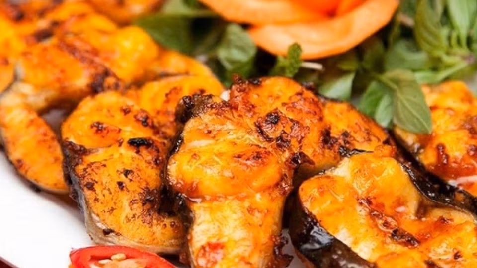 Cá lăng bao gồm các loài lăng sông, lăng vàng – là lựa chọn lý tưởng cho người cần tăng cường sức khỏe sau ốm. Loại cá này sống ở nước sạch, thịt trắng, dai nhẹ, ngọt sâu và ít xương dăm, giàu nạc, DHA cùng vitamin A. Ảnh minh họa