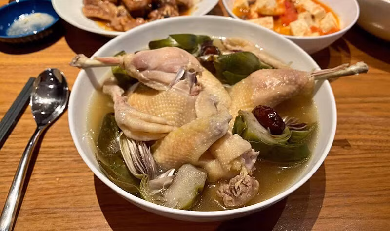Theo Eating Well, atisô còn giúp giảm cholesterol xấu, cải thiện chức năng gan và tăng cường sức khỏe mạch máu. Atisô có thể chế biến thành canh, hầm hoặc pha trà uống hằng ngày. Ảnh minh hoạ