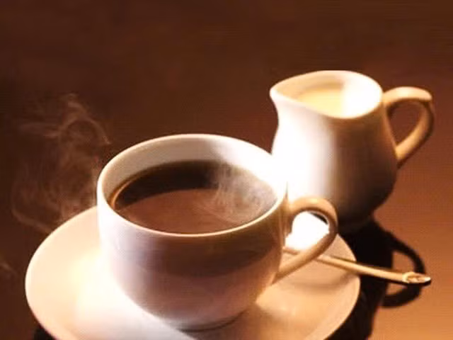 Nếu bạn yêu thích hương vị béo ngậy, một ly ca cao nóng là “liều thuốc” tuyệt vời giúp chống lại cái rét. Ca cao nguyên chất giàu polyphenol – hợp chất chống oxy hóa mạnh giúp giảm căng thẳng, cải thiện lưu thông máu và hỗ trợ sức khỏe tim mạch. Ảnh minh hoạ