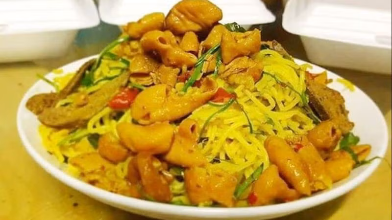 Với người Huế, bún lòng xào nghệ không đơn thuần là món ăn vặt. Nhờ thành phần nghệ chứa curcumin – hoạt chất có khả năng kháng viêm, chống oxy hóa – món ăn này còn được xem như cách “ăn để giữ sức”, đặc biệt hữu ích trong những ngày thời tiết chuyển lạnh, cơ thể dễ ho và cảm cúm. Ảnh BHX