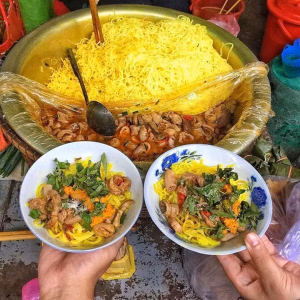 Không chỉ nổi tiếng với bún bò, cơm hến hay bánh bèo, Huế còn níu chân du khách bởi những món ăn bình dân, mộc mạc nhưng mang hương vị rất riêng. Trong số đó, bún lòng xào nghệ là cái tên nghe lạ tai, song lại quen thuộc với người dân cố đô, đặc biệt vào những ngày se lạnh. Ảnh Minh Tuệ