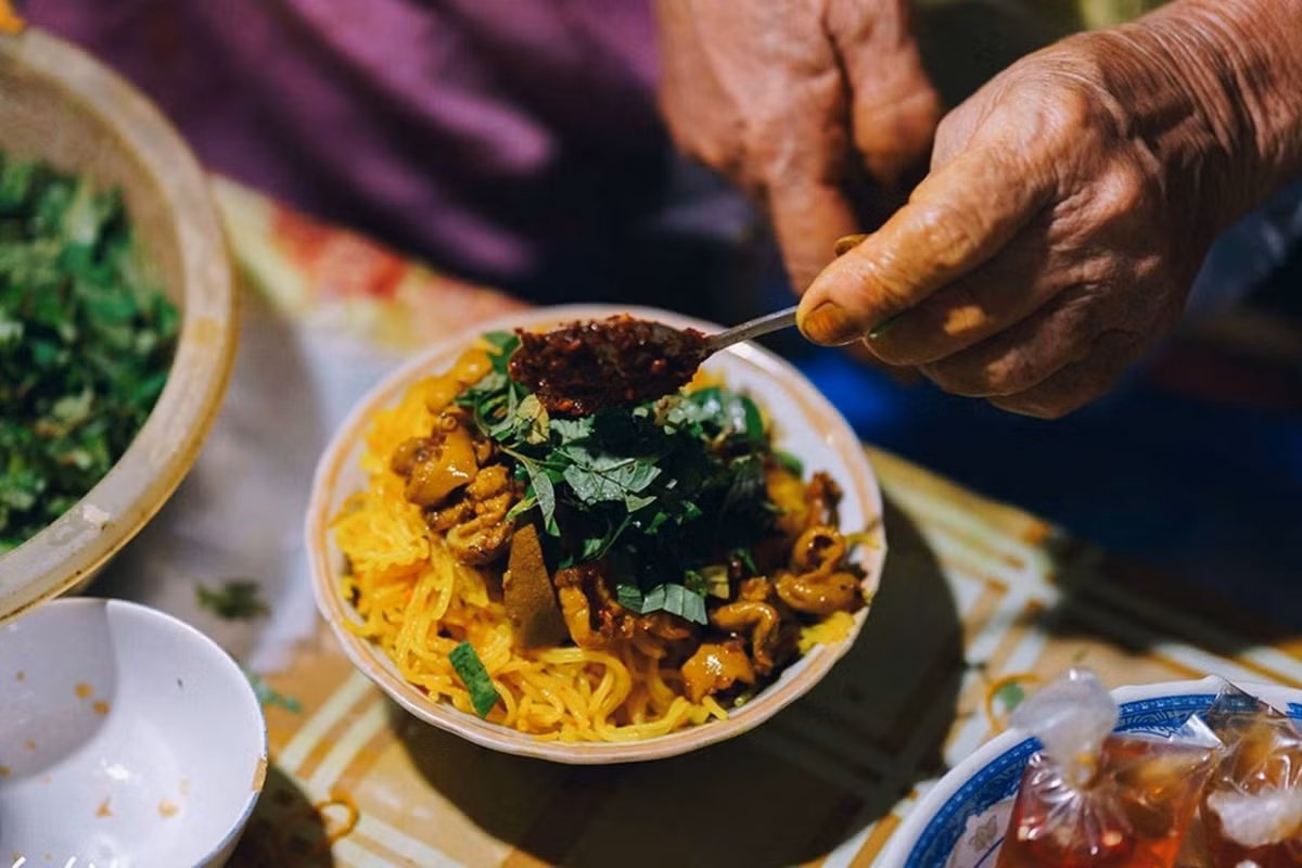 Nhưng điều làm nên sức hút của bún lòng xào nghệ không chỉ nằm ở hình thức, mà còn ở cách chế biến cầu kỳ và hương vị khó trộn lẫn. Ảnh sovabatravel