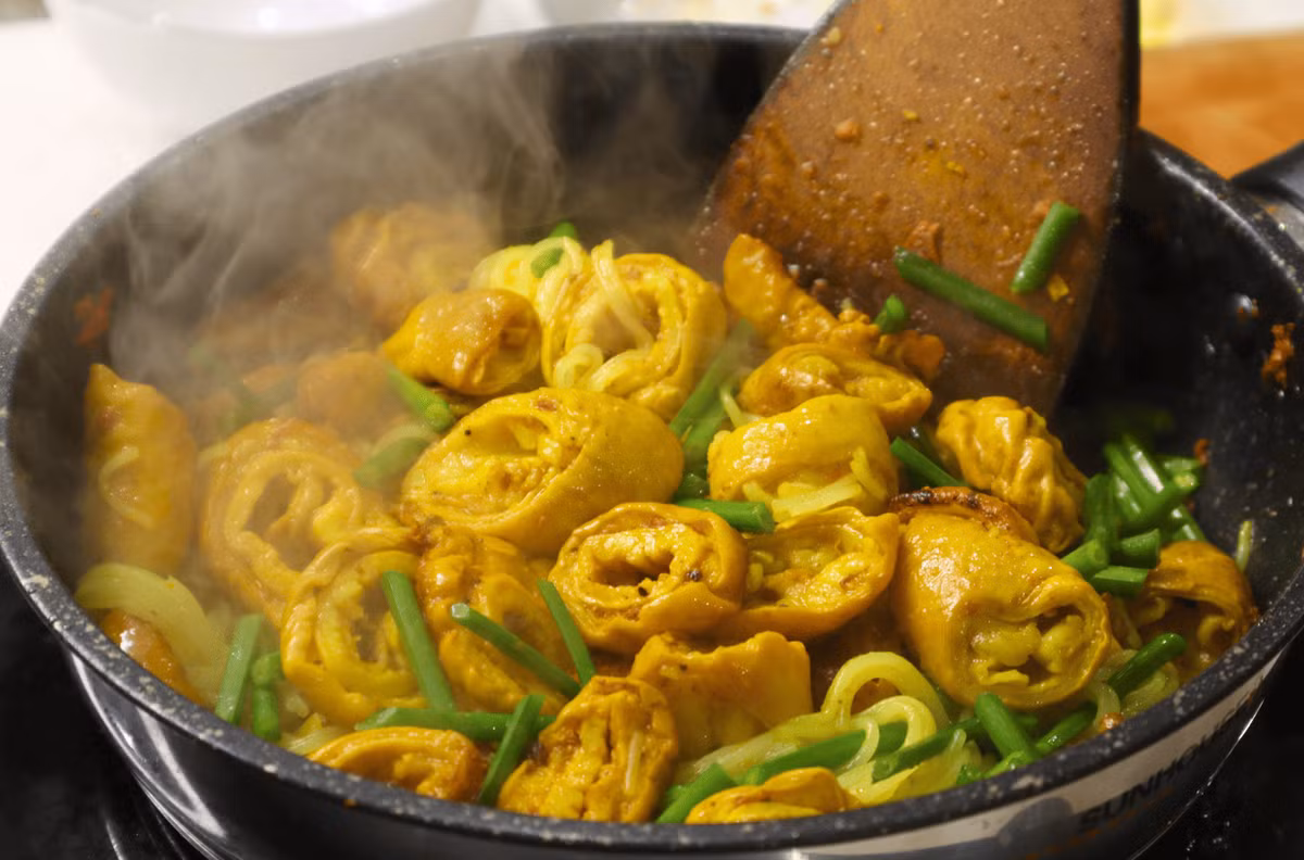 Món ăn gây ấn tượng ngay từ màu sắc. Sắc vàng óng của nghệ hòa cùng màu trắng của sợi bún, điểm xuyết xanh thẫm của rau răm, tạo nên tổng thể bắt mắt, gợi cảm giác ấm áp. Ảnh DH Food