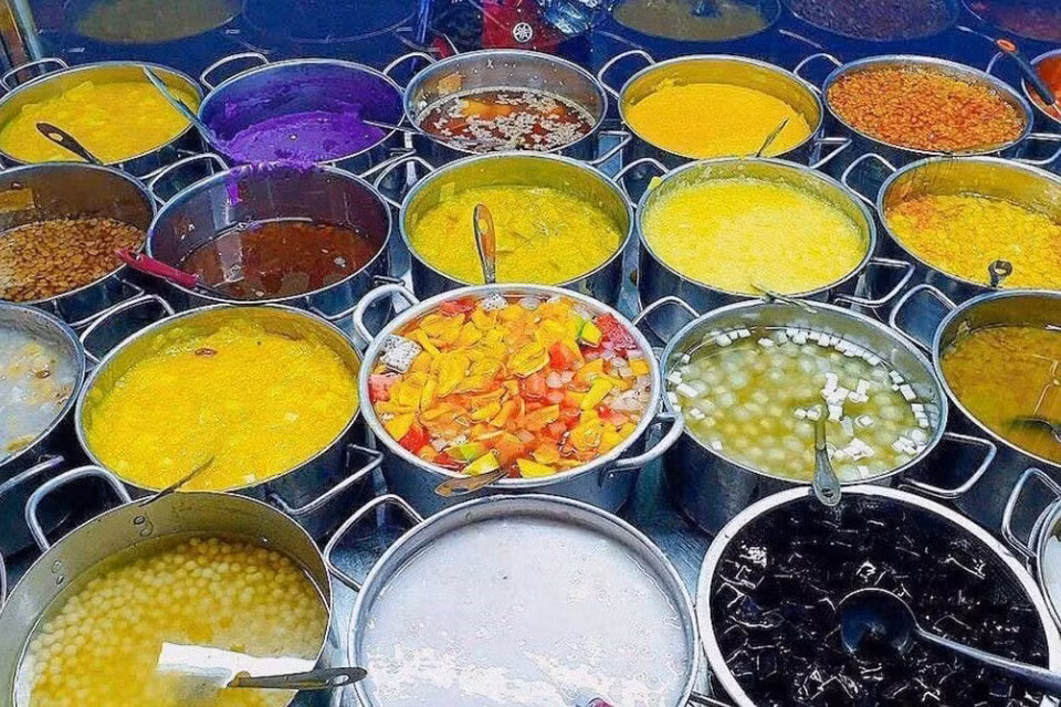 Huế không chỉ nổi tiếng với di sản và sông Hương núi Ngự, mà còn là “thủ phủ” của các món chè. Tinh tế trong cách nấu và thưởng thức, người Huế tạo nên những chén chè vừa cầu kỳ, thanh nhã, vừa gần gũi, đậm chất dân gian. Mỗi món chè là một câu chuyện về hương vị, ký ức và khéo léo của người nấu.