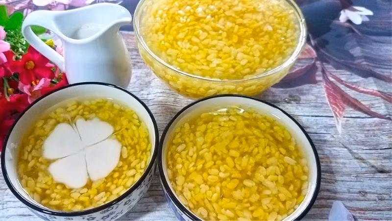 Chè hoa cau – thanh tao ngày lễ: Đậu xanh đãi vỏ nấu mềm, nước chè vàng nhạt như hoa cau, thêm chút nước cốt dừa. Món chè tinh khiết, tượng trưng may mắn, thường xuất hiện trong mâm cỗ Tết. Ảnh BHX