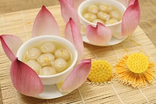 Chè hạt sen long nhãn – tinh túy cung đình: Hạt sen bùi bùi, lồng trong long nhãn tươi, nấu cùng đường phèn. Chè không chỉ thanh nhã mà còn tốt cho sức khỏe, giúp an thần, làm đẹp da. Ảnh kinhdoamthuchue