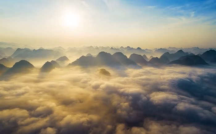 Thế nhưng, thứ khiến Nà Lay được yêu thích nhất chính là biển mây và bầu trời sao. Mỗi sáng sớm mùa hè, khi nắng chưa kịp lên, đỉnh núi như nổi bật giữa tầng mây trắng xóa trôi bồng bềnh qua các vách đá, tạo nên khung cảnh mơ màng tựa như chốn bồng lai. Ảnh Nguyễn Trọng Cung