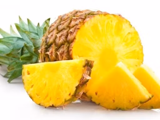 Dứa chứa bromelain, một loại enzym tự nhiên giúp tiêu hóa và giảm viêm. Dứa còn chứa nhiều vitamin C, giúp làm sạch cơ thể và tăng cường khả năng miễn dịch. Nhờ vào khả năng hỗ trợ tiêu hóa và giảm viêm, dứa là một lựa chọn tuyệt vời cho những ai bị gan nhiễm mỡ. Ảnh Internet