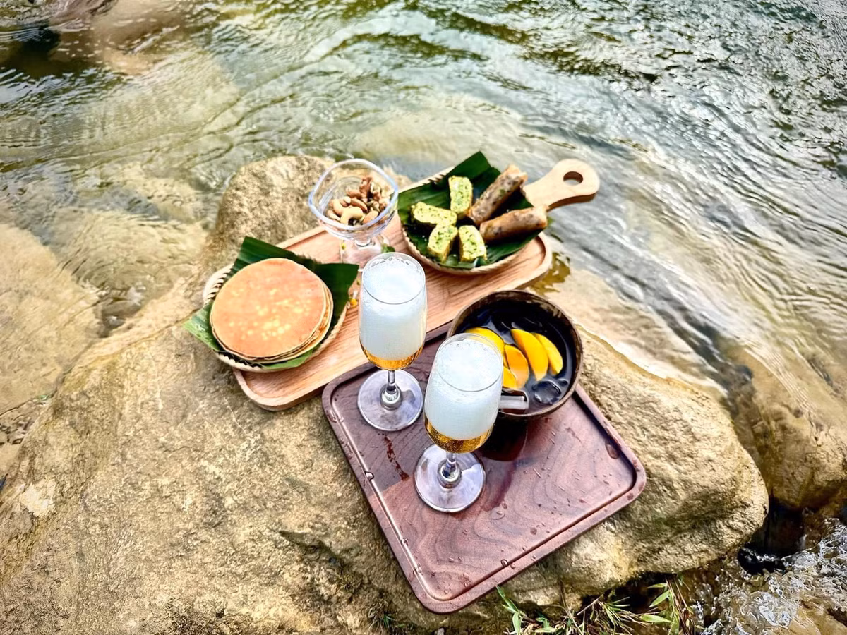 Với những người yêu thích hoạt động thể chất và thử thách, tour canyoning và trekking do Vietnam Expeditions tổ chức cũng rất đáng trải nghiệm, bao gồm lưu trú tại Bản Ba Jungle Lodge giữa thiên nhiên hoang sơ. Ngoài ra, nếu muốn tự mình lên kế hoạch, du khách có thể thuê lều trại tại Don Hill Glamping &amp; Retreat hoặc nghỉ tại các homestay quanh khu vực với giá từ 150.000 đồng/đêm. Ảnh dulich