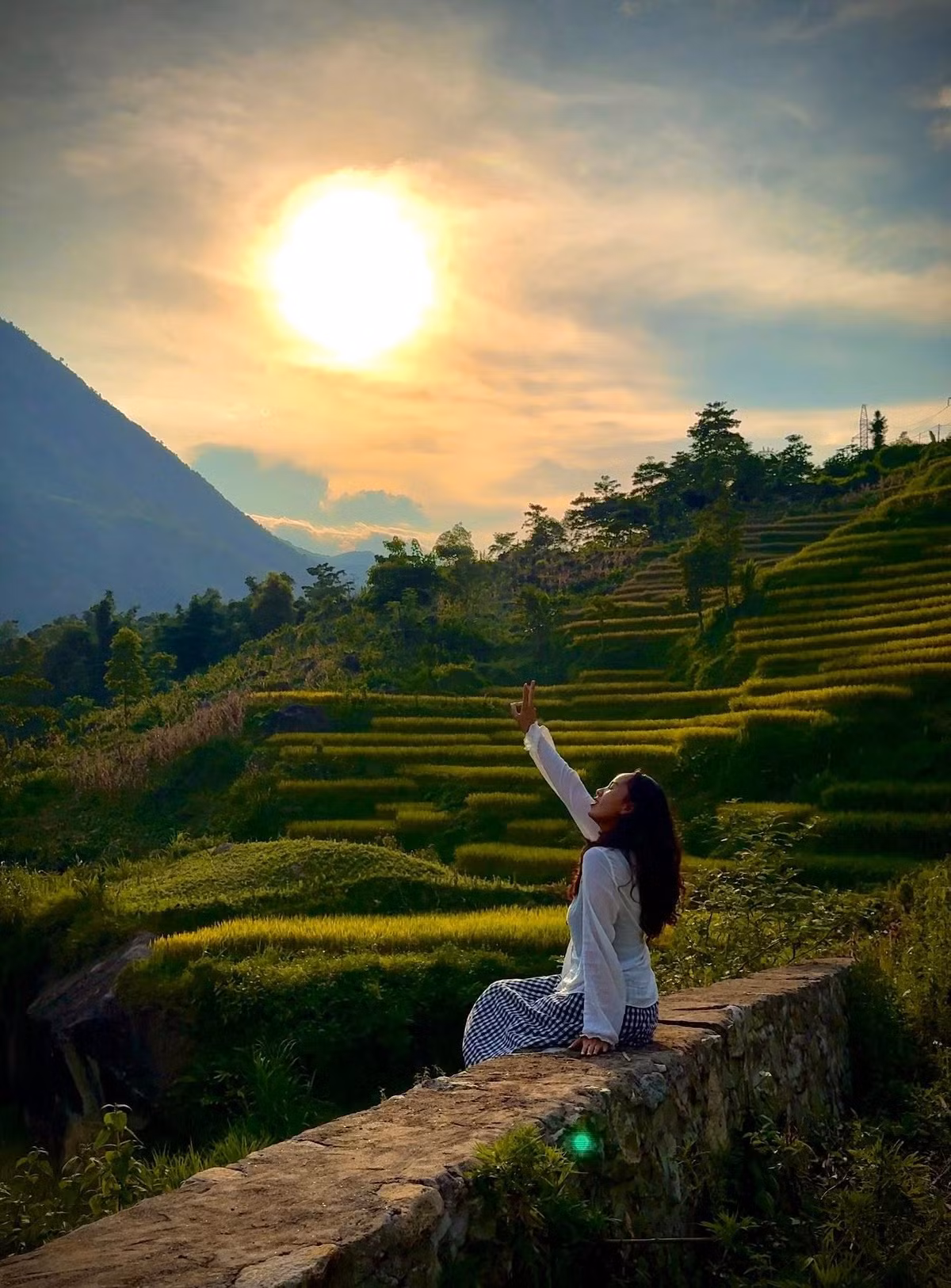 Vào mùa chín, cả thung lũng như khoác lên mình tấm áo vàng óng, đan xen sắc xanh của những thửa lúa muộn. Ảnh Fanpage Chuyện của Hậu