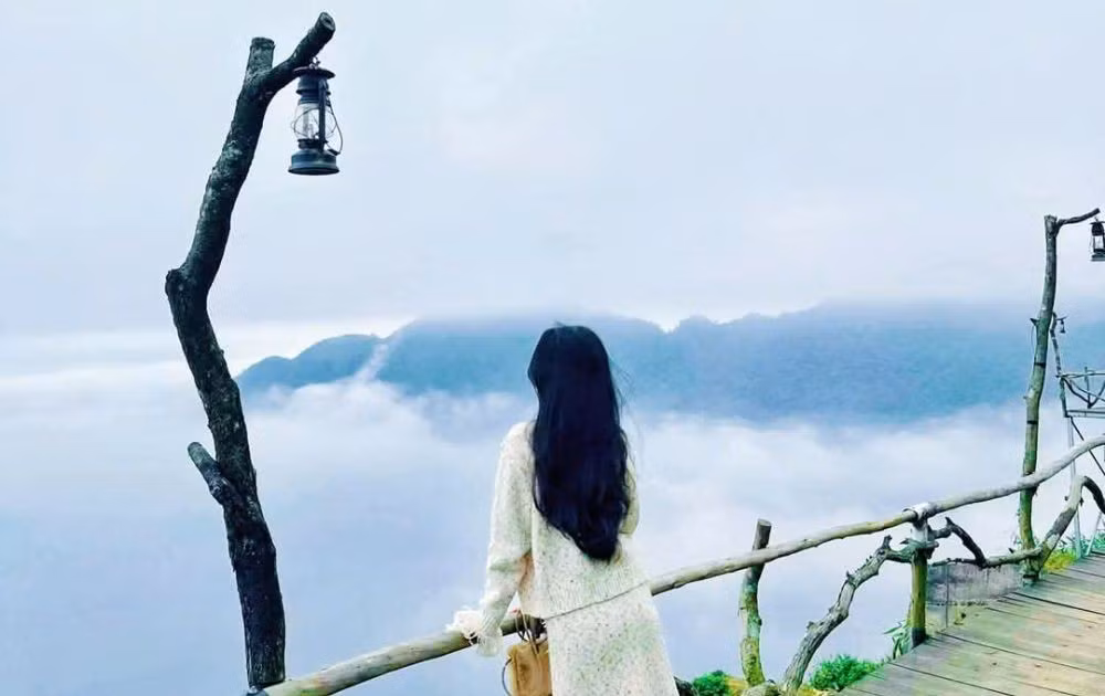 Du khách có thể tản bộ quanh quảng trường trung tâm, ghé nhà thờ đá cổ, leo tháp truyền hình, thưởng thức gà nướng, su su và hít thở không khí trong lành của núi rừng. Ảnh Traveloka
