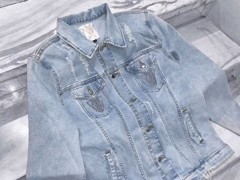 Nếu không muốn nhuộm lại, hãy biến áo cũ thành thiết kế độc đáo bằng phong cách upcycling. Dùng giấy nhám hoặc đá mài tạo hiệu ứng mài xước ở cổ, tay, viền túi để áo trông bụi bặm, cá tính. Ảnh minh hoạ