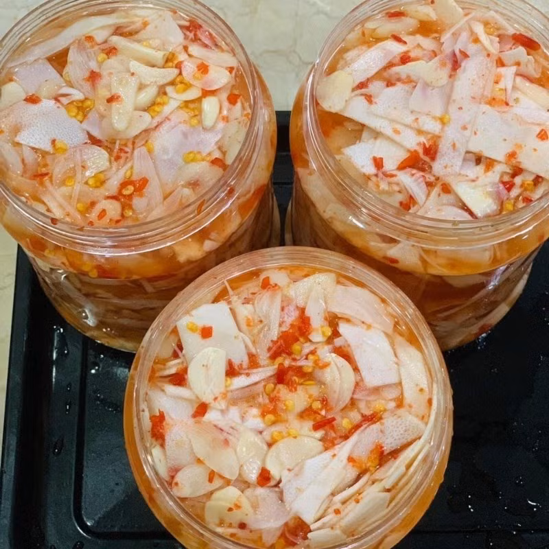 Tỏi nên chọn tỏi ta, củ đều, chắc tay; ớt tươi, cay như ớt chỉ thiên, sờ không mềm nhũn. Giấm ăn chất lượng tốt cũng là yếu tố quan trọng, không nên dùng các loại axit khác để đảm bảo an toàn. Ảnh minh họa